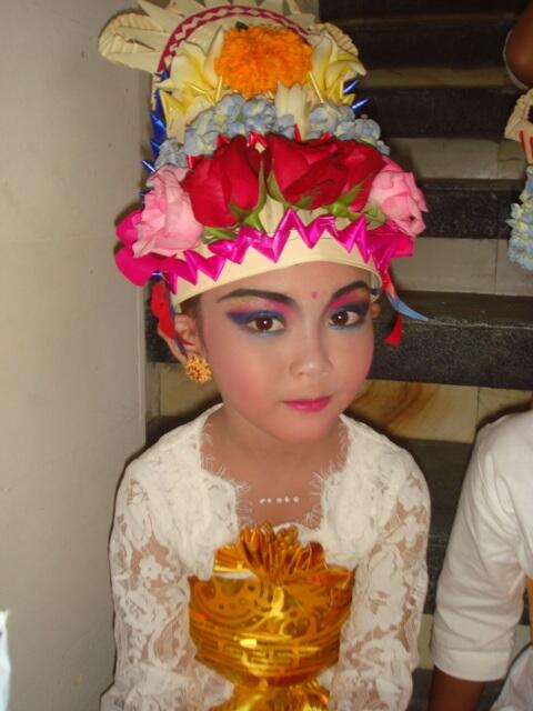DexRaay_Bali's tweet photo. Jaga Toko @TanahLotBali with @Tasha Ponakan q yg paling yahuuuuud,,,heee,,, http://t.co/RL5jMaUkrk