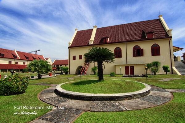 LiburanLokal's tweet photo. Fort Rotterdam, Makassar #SulawesiSelatan http://t.co/XV5FpGK0fE via @asri1782