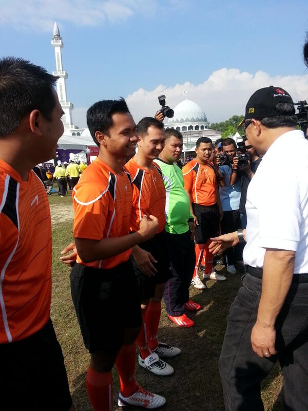 DS <a href="/Zahid_Hamidi/">Zahid Hamidi</a> bersalaman bersama Pasukan Bola Sepak <a href="/penjaramalaysia/">Penjara Malaysia</a> <a href="/arahimradzi/">Arahimradzi</a> <a href="/PDRMsia/">Polis Diraja M'sia</a>