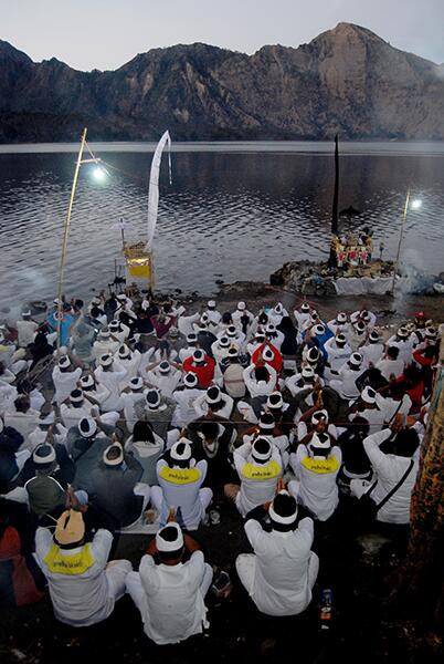 Eksotik Indonesia: Mulang Pekelem: Ritual Umat Hindu Lombok