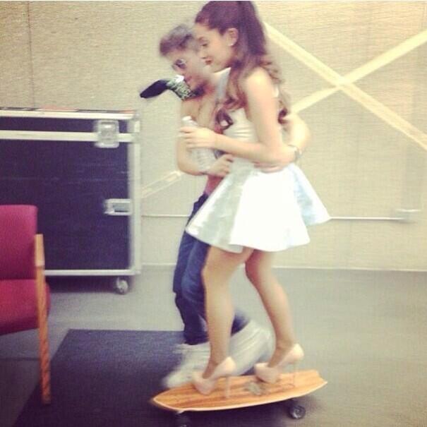Valerie On Twitter Onfirstmarch Ariana Riding Skateboard In High