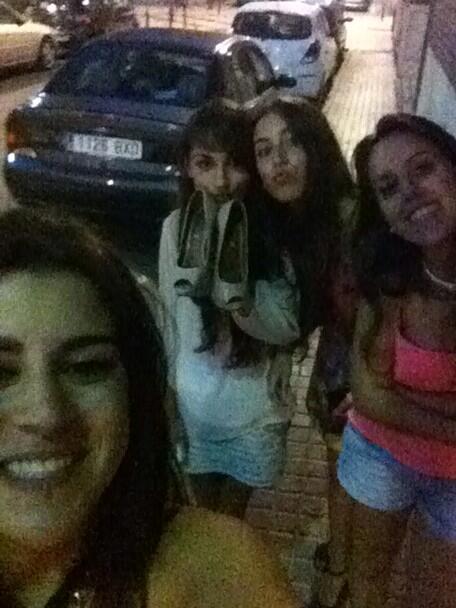caarlile's tweet photo. Buenas noches con amigas http://t.co/PZ51f4z5Cs