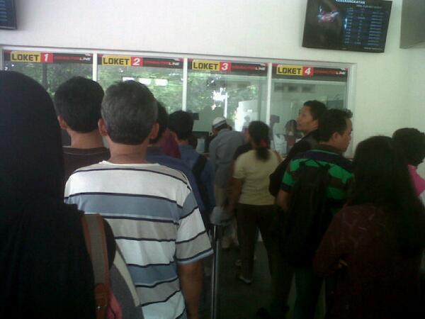 dewadargot's tweet photo. Budaya tertib mjdi wabah pengguna fcommuterline http://t.co/6vf89eFmXr