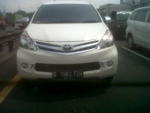 bb_microshop's tweet photo. Yth @TMCPoldaMetro mohon tindak tegas pemilik mobil ini, nabrak mobil saya dari belakang terus kabur! Trmksh http://t.co/EXZg28lweK