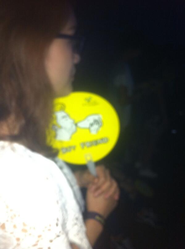 animalkorea's tweet photo. 동물자유연대 개 식용 반대 부채를 양손으로 꼭 잡고 2013 Live THEY 콘서트를 보고 계신 관객. 후원권도 동물자유연대 함에 넣으셨다네요. ^^ http://t.co/YobcEf3o2w