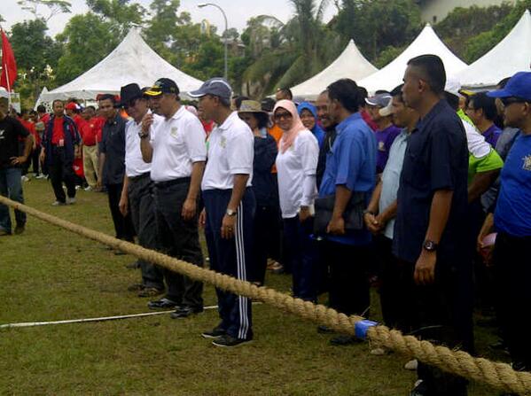 relamalaysia's tweet photo. YBDS @Zahid_Hamidi merasmikan acara Tarik Tali akhir antara #Biru &amp; #Merah. @arahimradzi @KP_RELA @KDNPUTRAJAYA http://t.co/lOtwqIvc7Z