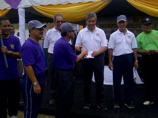 ct_Sincerity's tweet photo. Terbaik!! RT @relamalaysia #RumahUngu turut menerima saguhati #KarnivalKeluargaKDN13 @Zahid_Hamidi  @KDNPUTRAJAYA http://t.co/Tm7KYbxV3u"