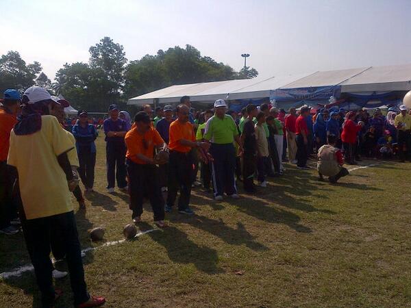 ct_Sincerity's tweet photo. Hebat ! RT @relamalaysia Tahniah Dato' @KP_RELA &amp; #RumahJingga juara acara Boling Kelapa #KarnivalKeluargaKDN13 http://t.co/LMCUoQcIVX"