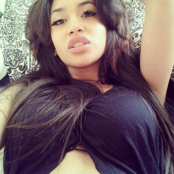 Badbitche_s's tweet photo. Hot..? #RT then http://t.co/8VX361qfAJ