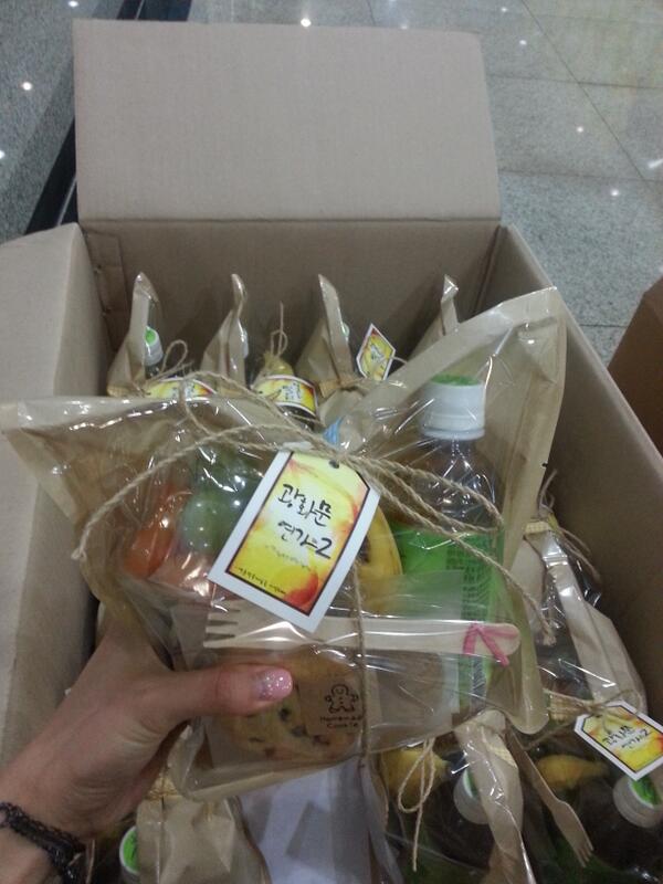 이영훈 작곡가님 팬클럽에서 선물을 보내주셨어요~!!! 무려 70인분의 과일ㄷㄷㄷ
우와~ 감사드려요♥