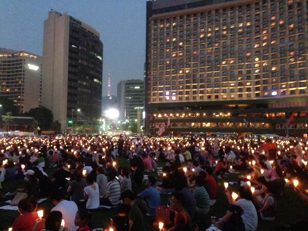 dokebi1102's tweet photo. 이런 나라에서 살고 있습니다! RT @kscmylife35: 서울광장에 이 많은 사람이 모여 외치는데도 뉴스엔 한꼭지도 나오지 않습니다,
http://t.co/Wmtiq6sct5"