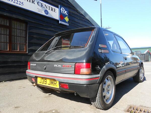 FixAutoPetersfi's tweet image. How the story began for #projectpeugeot with @CarDealerEd and #Fixauto team at Petersfield.