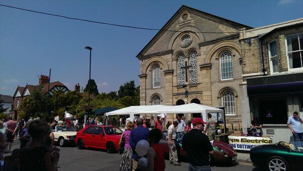 CottMethChurch's tweet photo. Great day here at Cottingham Day - the village is packed with this glorious weather! http://t.co/7Abungd1cq