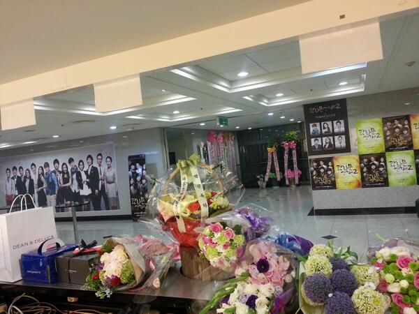 이 선물들 좀 보세요~^^ 저희 공연 너무나도 큰 사랑받고있죠? 팬여러분의 성원에 보답하고자 앞으로도 더 열심히 뛰겠습니다^-^