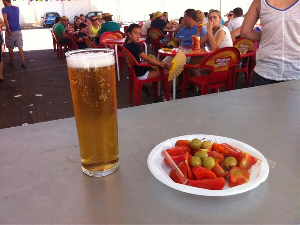 FiestacaSanIsid's tweet photo. La hora de comer familia!! Vamos a topeee!!!!🍔🍺🍔🍺🍗🍗🍺🍺🍹🍌 http://t.co/CnVNOoqAIg