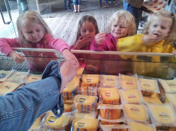 DeGoudseWaag's tweet photo. Jonge kaasliefhebbers #DeGoudseWaag #GoudaCheeseMuseum #Uniekaas http://t.co/ir9h5qZw2W