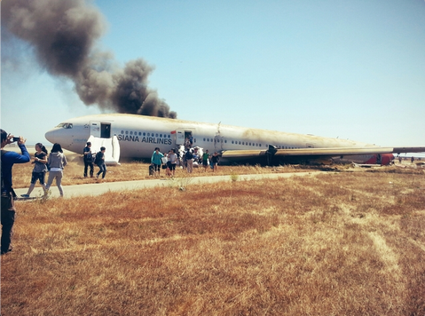BuzzFeedNews's tweet photo. "I just crash landed at SFO. Tail ripped off. Most everyone seems fine. I'm ok." @Eunner https://t.co/2YHQJ1YITi http://t.co/GKjoxzNJT9