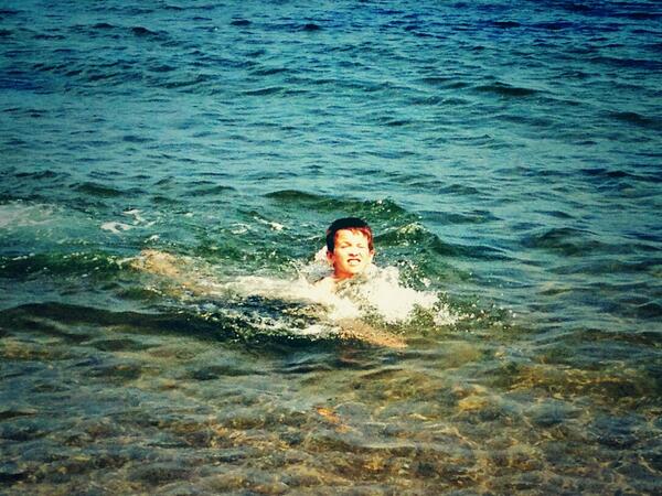 Nicky_Beeee's tweet photo. Pete swimming in the sea http://t.co/0FtUS42uBl