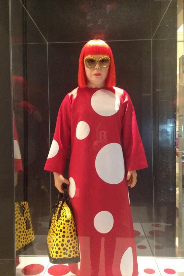 Urbansize_stgo's tweet image. #kusama en las tiendas de Louis Vuitton de #london Notable!