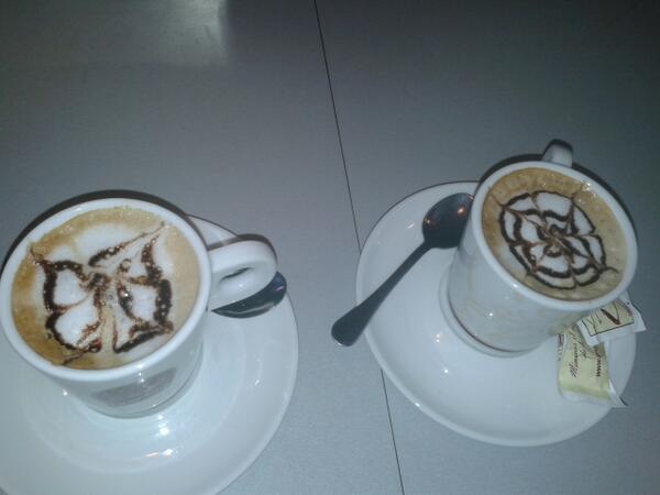 estefylozano's tweet photo. Cafe at #elcamaleon con @MariacoMeseguer @mariasanchez010 http://t.co/uVSYPuqs7k