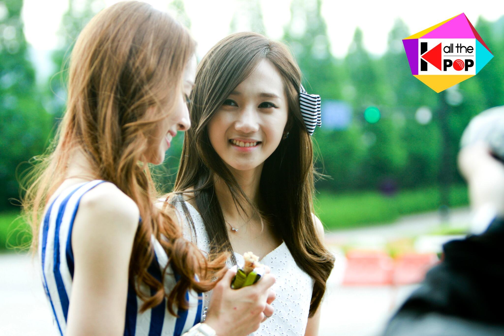 BOgXUWsCYAAK-8V.jpg:large