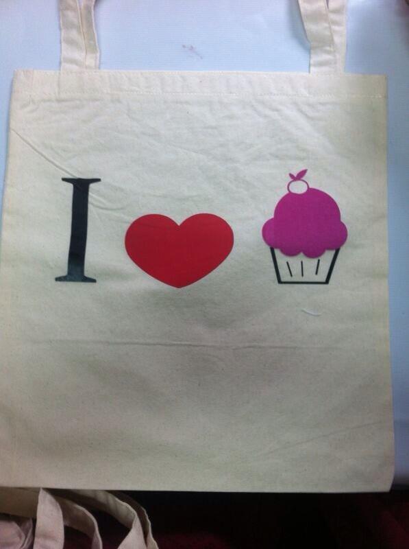 Urbansize_stgo's tweet image. I love #cupcake tote bag. A 4.990! #fashion #bagshop #vinadelmar #stgo