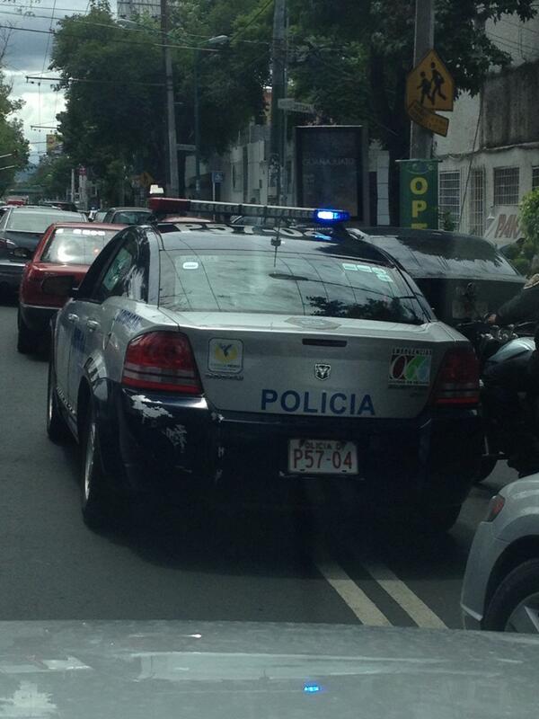 Janbk8's tweet photo. El "oficial" de esta patrulla tira basura en la calle y ni quien le diga nada @PoliciaDF http://t.co/HaGdDAKNWy