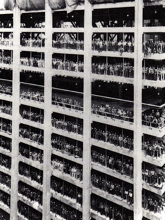 iHistorico's tweet photo. Trabajadores posan durante la construcción del edificio de 60 pisos de altura 'Chase Manhattan Bank', 1955. http://t.co/B7kNbX0qZw