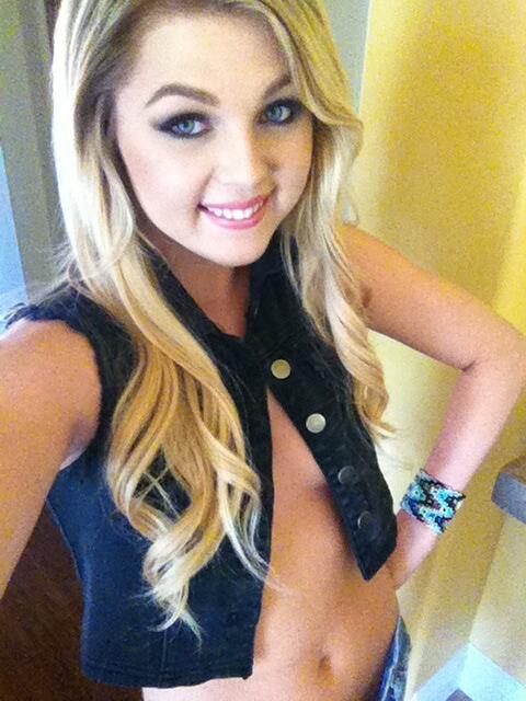 Shooting for @twistysrob with @deancapture my fav 😻👍💗 http://t.co/tT5uOA2Y8U