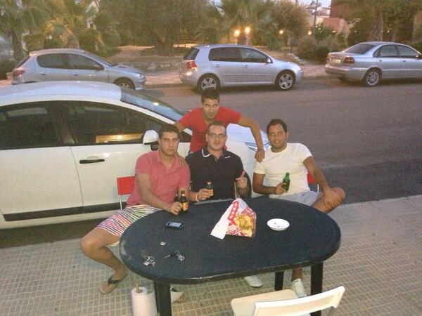 Ivanakas's tweet photo. De cena en Villa Hipy! http://t.co/fethlsXE6j