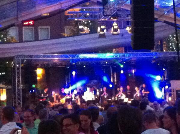 rogertjevos's tweet photo. Op de markt .... best gezellig ... Streetlive op het podiumt http://t.co/7bhbqIKWNa