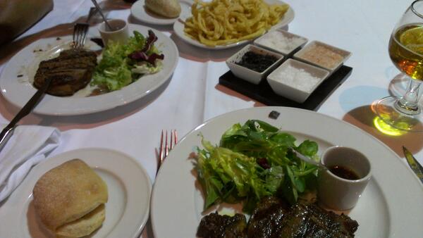 mjpozo92's tweet photo. Mmm...que bueno. Cenita. La Vaca Argentina Valencia @llopis_84 http://t.co/xbSZUubD07