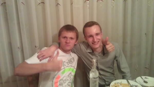 Patryk_wml's tweet photo. Impreza u Manka #boska #partyhard #yolo #tableparty http://t.co/4iFs6WyX3A