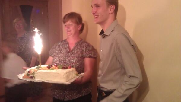 Patryk_wml's tweet photo. Manuel stoi przy torcie #cake #birthday #HappyDERRICKCreamDay #cut http://t.co/4RnLNkRU4K