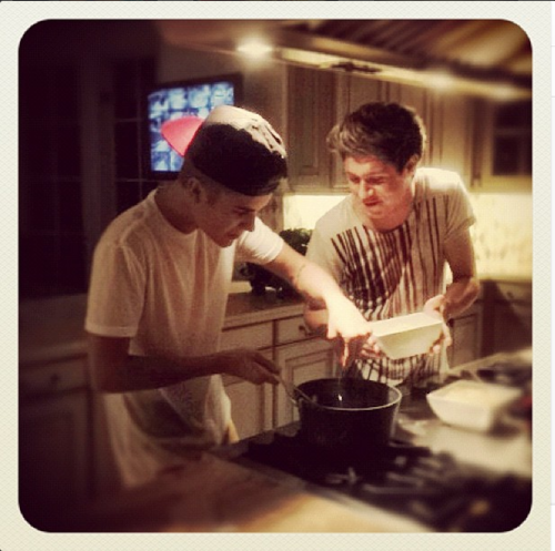MCCANNSPARKLE's tweet image. Justin and Niall &amp;lt;3 #belieberboys #guyscooking