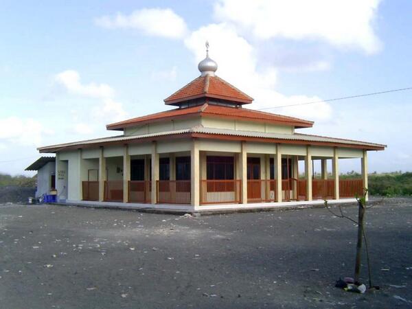 pantaidepok's tweet photo. siap2 mau luhur....mari ke masjid dulu http://t.co/0HZCGwMevN