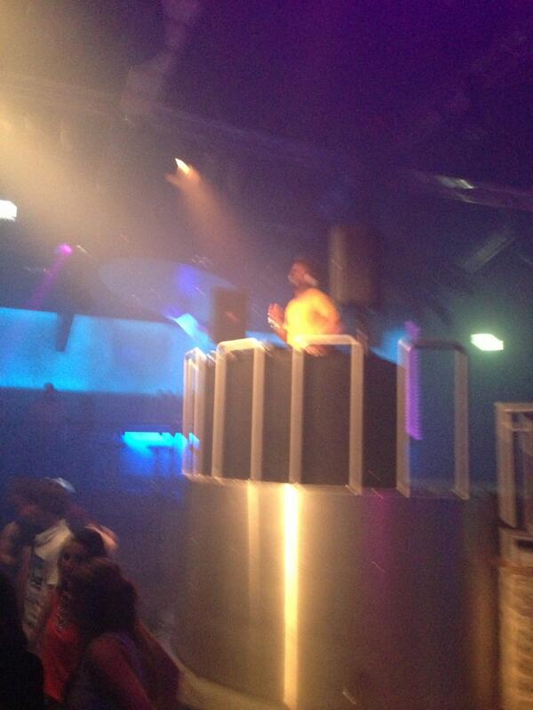 sebas1989's tweet photo. Wat een feest met @DJLaFuente ! Wat heerlijk om op zijn beats licht te bedienen ! http://t.co/YH2Oit0feS