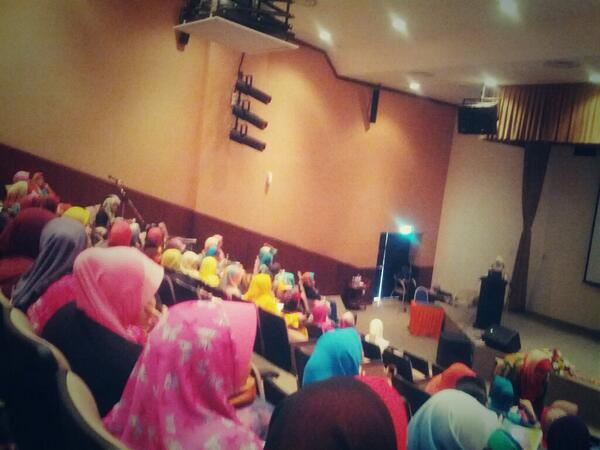ct_Sincerity's tweet photo. Kehadiran rmai wanita dr plbagai jbatan #WomenFitness #Anjuran #JabatanBelia&amp;Sukan @relamalaysia @Zahid_Hamidi http://t.co/gE3K62Sx4u