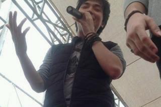 GaleriKeanuM_'s tweet photo. Nyanyi, nyanyi aja kali gak usah ngeliatin mimin @KeanuMotion_FC :p http://t.co/uSze4u8gXQ