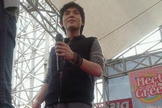 GaleriKeanuM_'s tweet photo. @KeanuMotion pose menatap surga -_- http://t.co/gygtTVnfP5