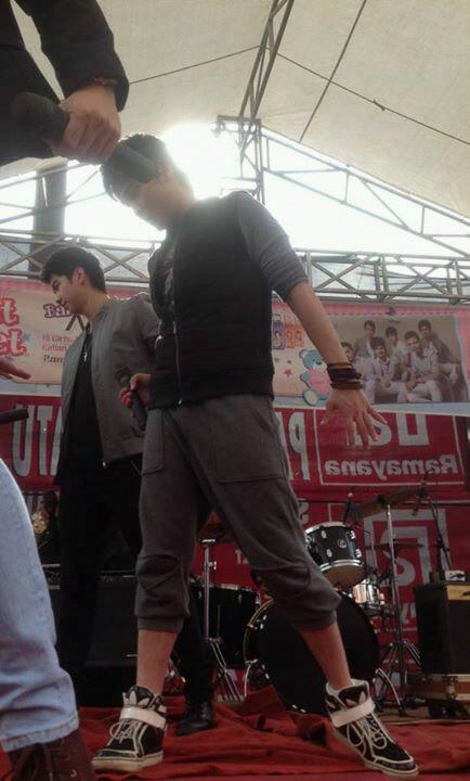 GaleriKeanuM_'s tweet photo. @KeanuMotion keren banget ...... Sepatunya ._. http://t.co/pFCkX9lfUB