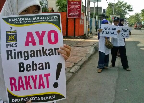 PKSBekasiTimur's tweet photo. pasangan senior pak Hardi &amp; istri "Ga Puasa, Ga Gaul" dalam aksi #FreezeMobPKS Bekasi Timur @PKS_Bandung @pkspiyungan http://t.co/N8ou6teZbo
