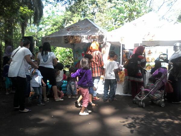danilsent's tweet photo. Seru bgt nih acara @fiestaseafood di kebun binatang bdg ada lomba mewarnai dan msh byk permainan lg http://t.co/GeAP04MdSJ