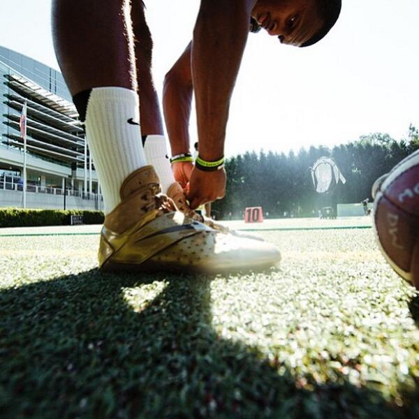 Deshaun lacing up his Nikes at the Nike Headquarters #ballin #clemson #clemsontigers #clemsonfootball #solidorange