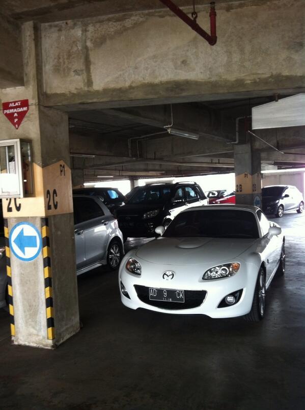 lewatmana's tweet photo. mobil mewah, parkir ngawur #BSDjunction http://t.co/b7jObZhLlz (via @nm_156)