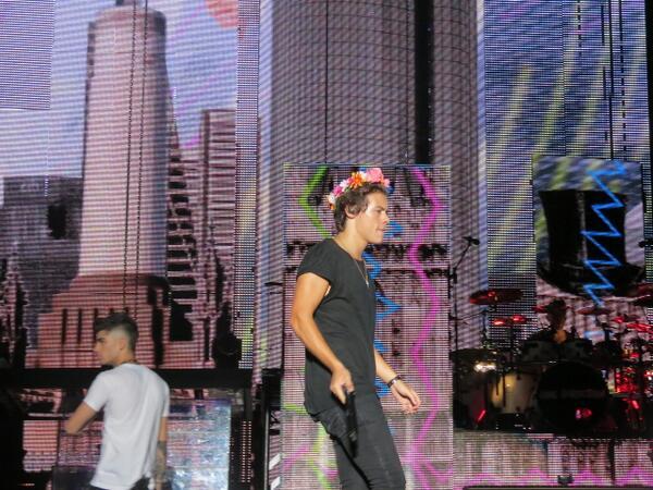 ZaynNiall_ID's tweet photo. #NEW Harry wearing Flower crown on stage tonight in Hershey http://t.co/Bm5iPGathT