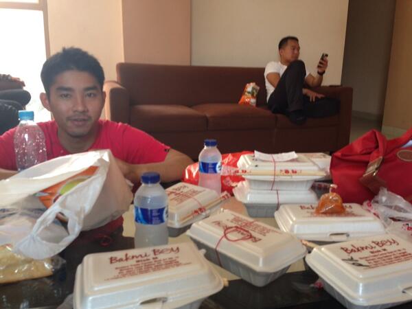 Rifato's tweet photo. Break Makan siang ditengah2 syuting TVC Pertamina Lubricants with @subhanaksa &amp; @harlanfadhillah #bakmiboy http://t.co/JHa93lMEwA