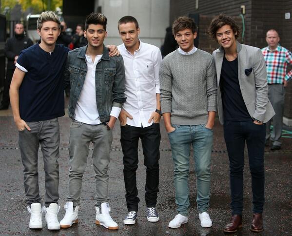 5 апреля парень. One Direction 16 лет. Группа подростков мальчиков. Много мальчиков. Много красивых парней.