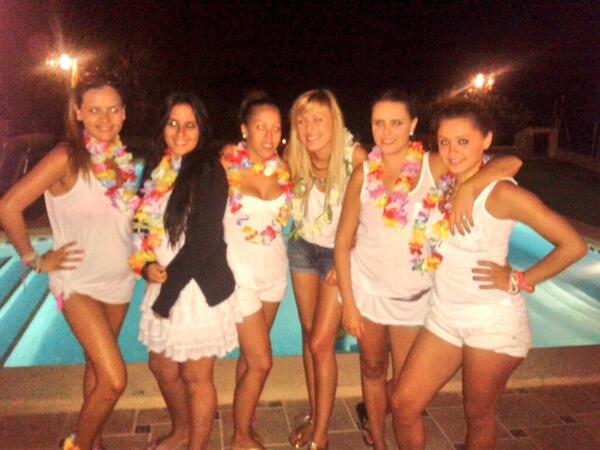 Laura_Aguilas's tweet photo. De fiestecillaaaa.... Con.@isasoler_gris @Noe_Valera @sorayikka @yolimya86 #raquel.... Cuantas calidadessss jajaj http://t.co/FelYoM9voT
