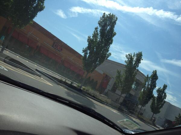 AshleyRiley_'s tweet image. #TweetAPictureThatDescribesYourSummer #burlingtonmall #workonwork